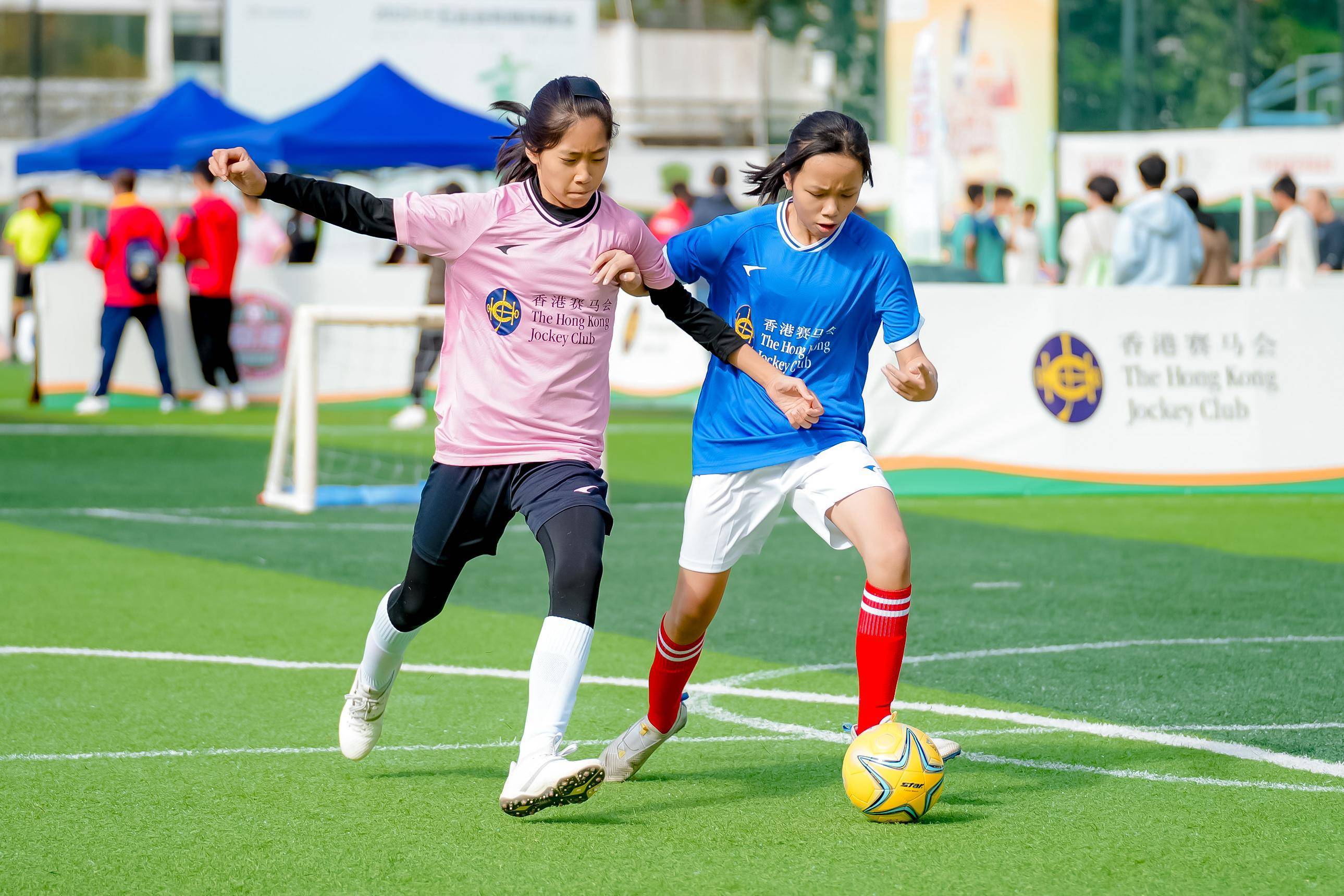 包含足球擂台争霸，球员齐齐奋发图强的词条