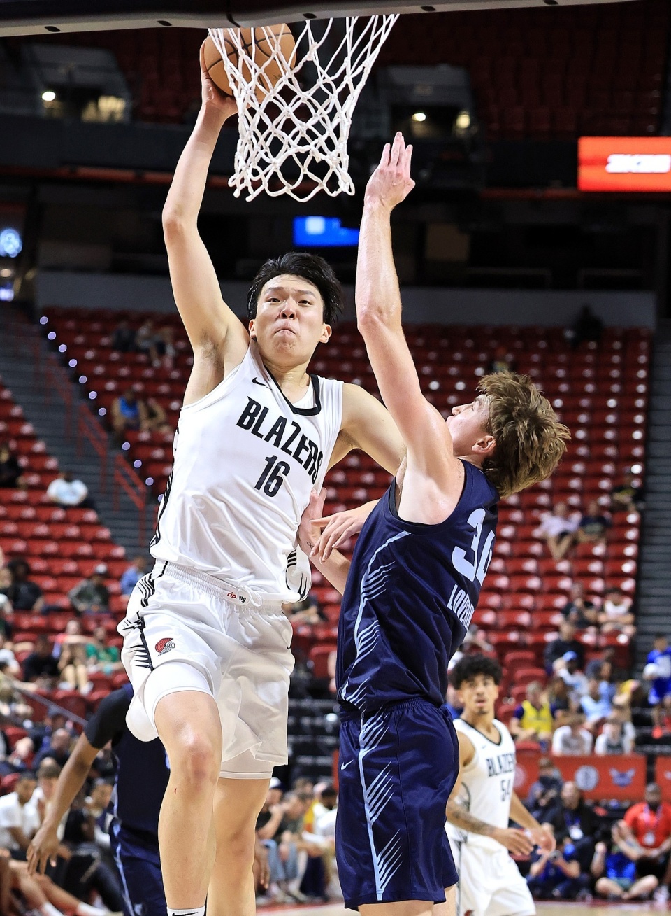 包含球技飞越神坛，弹跳上演惊艳扣篮的词条