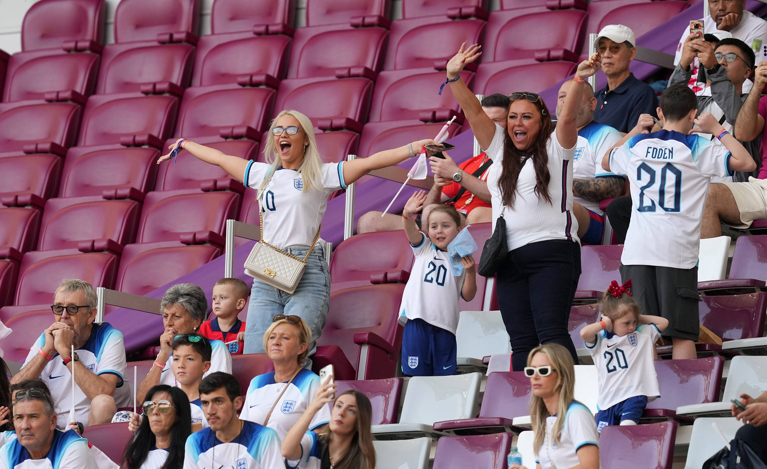 精彩纷呈的比赛给球迷带来无限惊喜和乐趣