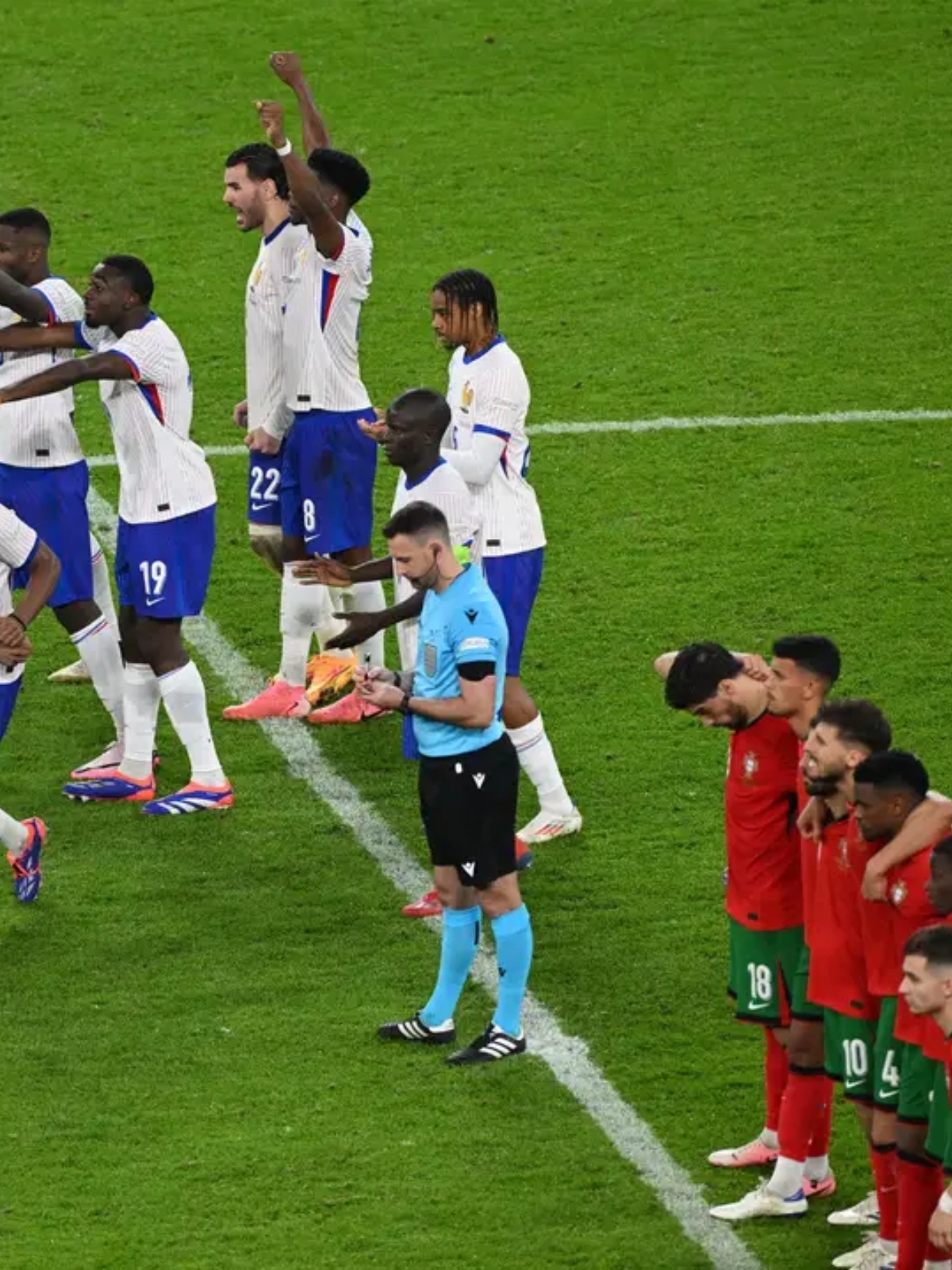 欧洲足球赛场上的一场紧张战斗