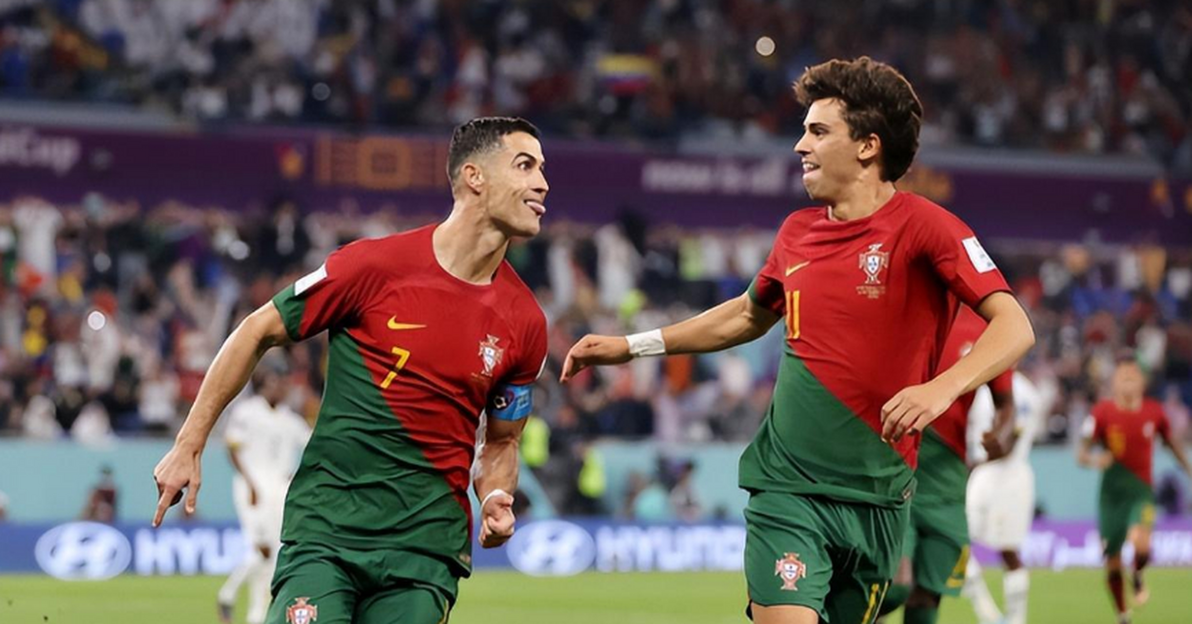 罗马队员们在场上用实力赢得观众的喝彩的简单介绍