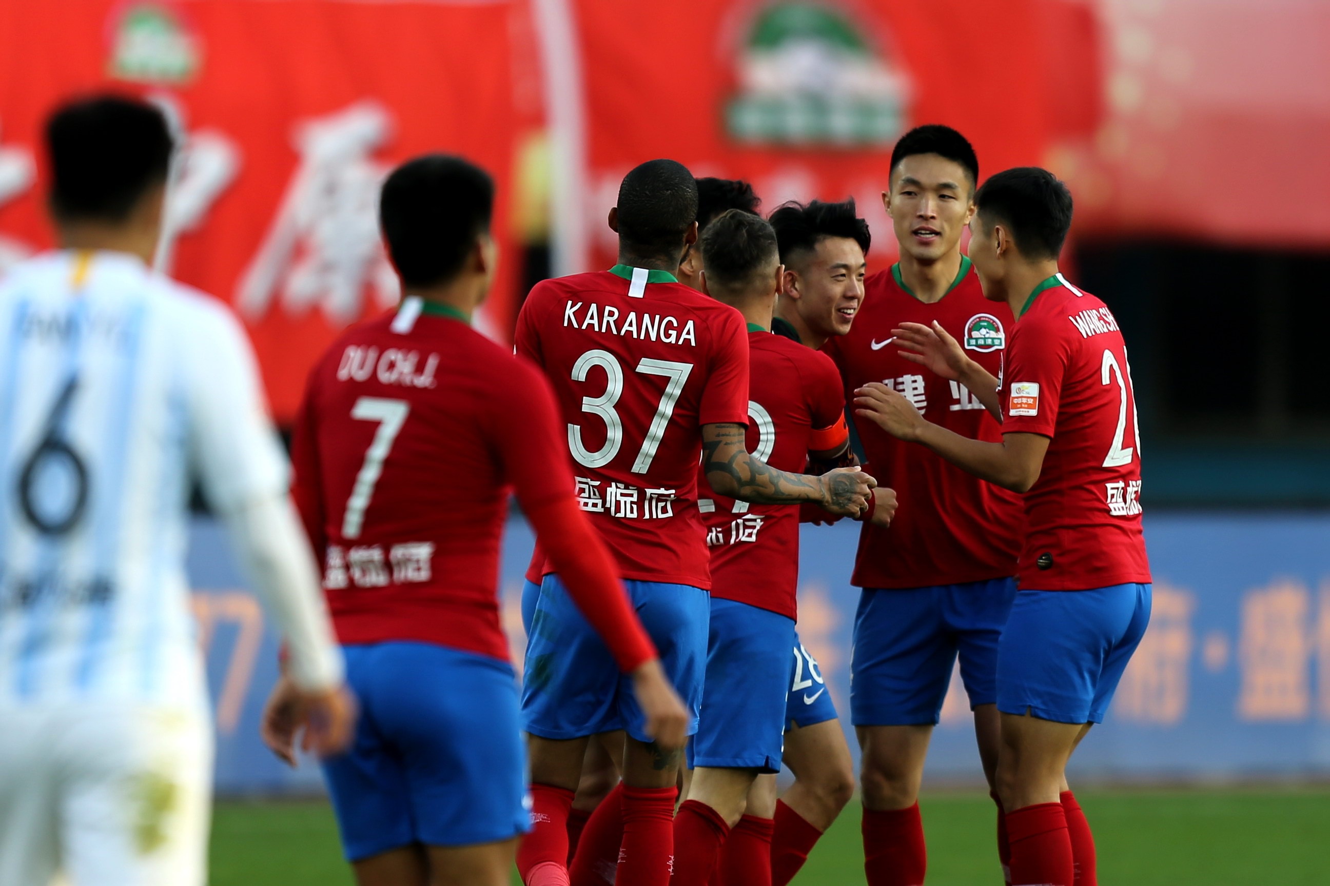 富力击败建业，提升保级前景